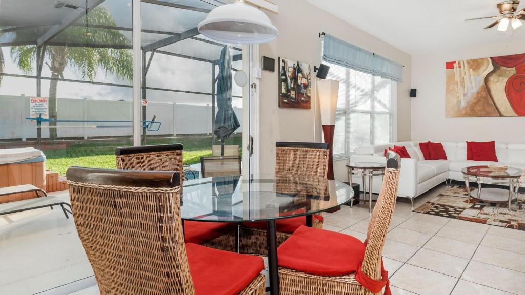 8008 King Palm Circle image