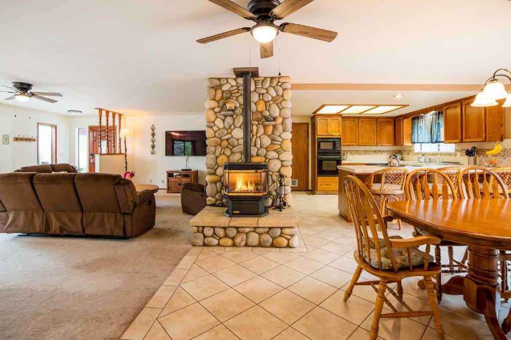 Rustic Groveland Home Private Hot Tub, Deck and BBQ photo 2
