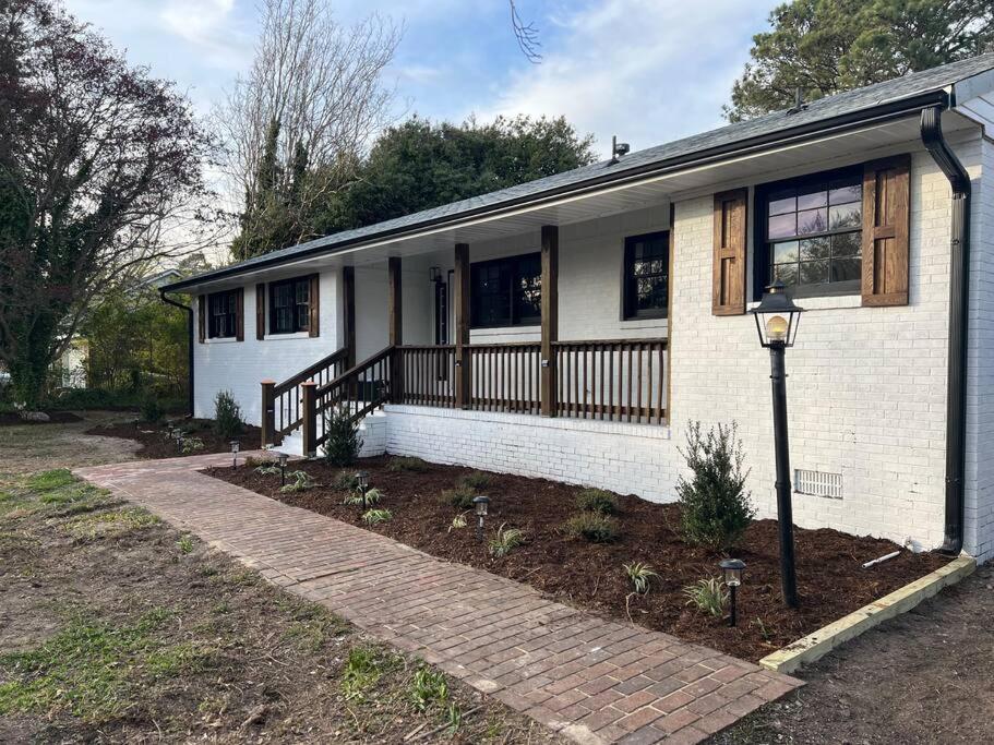 Newly renovated rancher with yard and garage! Furnished! photo 4