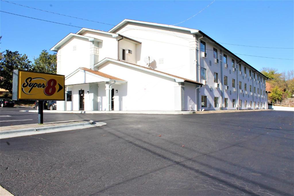 Super 8 by Wyndham Greensboro/Coliseum/Conv. image
