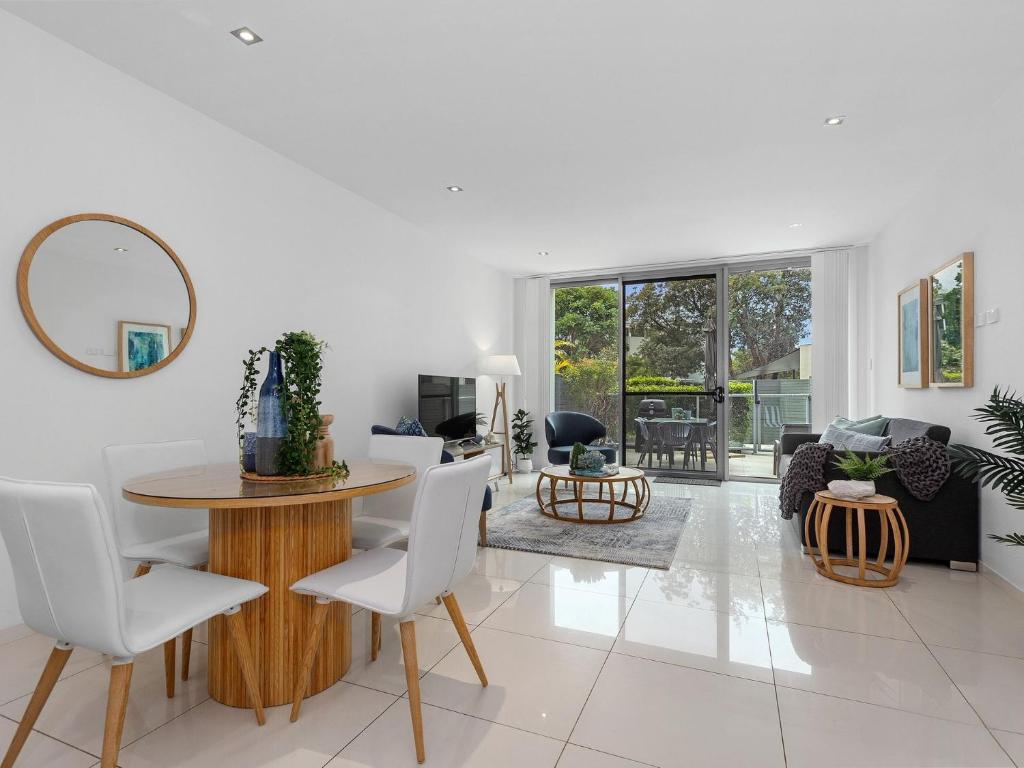 Beachside Haven Modern Townhouse with Pool photo 3