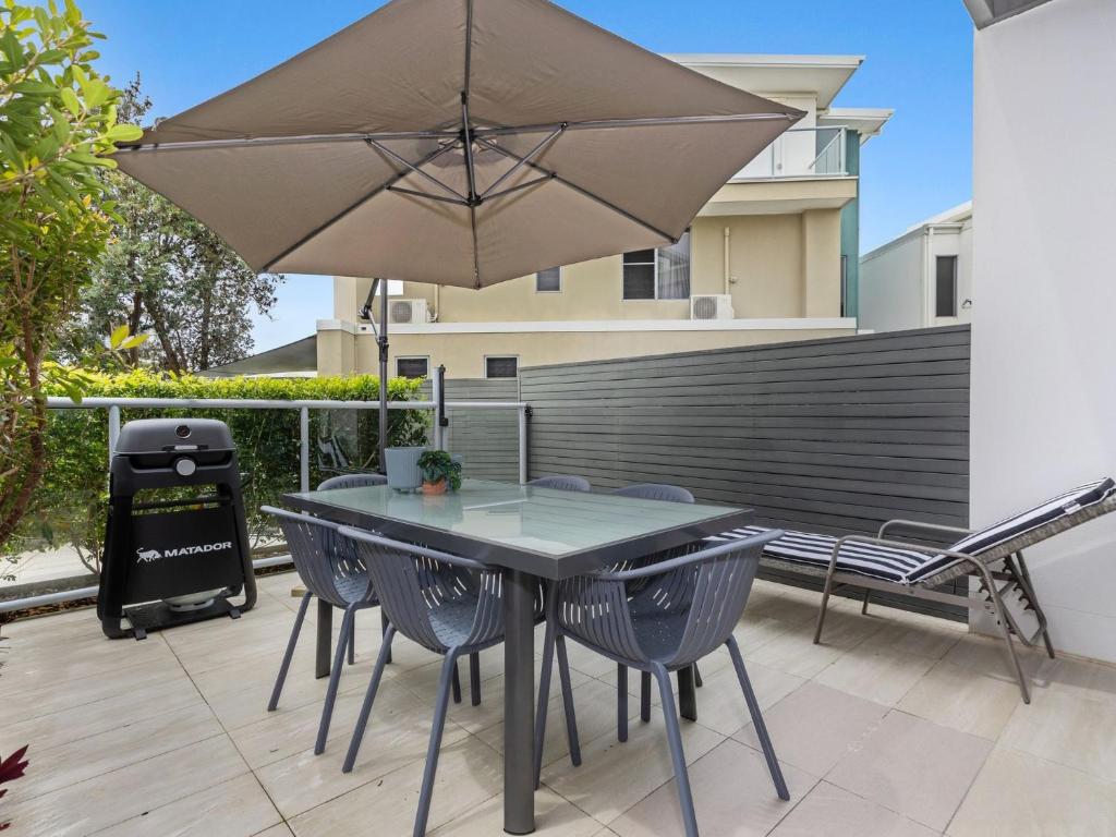 Beachside Haven Modern Townhouse with Pool photo 2