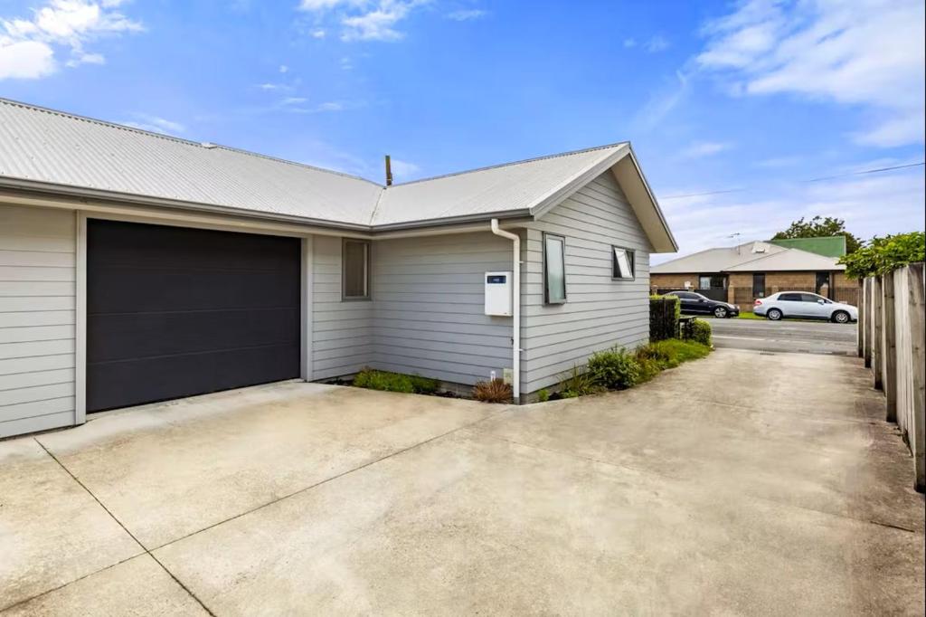 An elegant 2-bedroom house in Hamilton central. photo 2