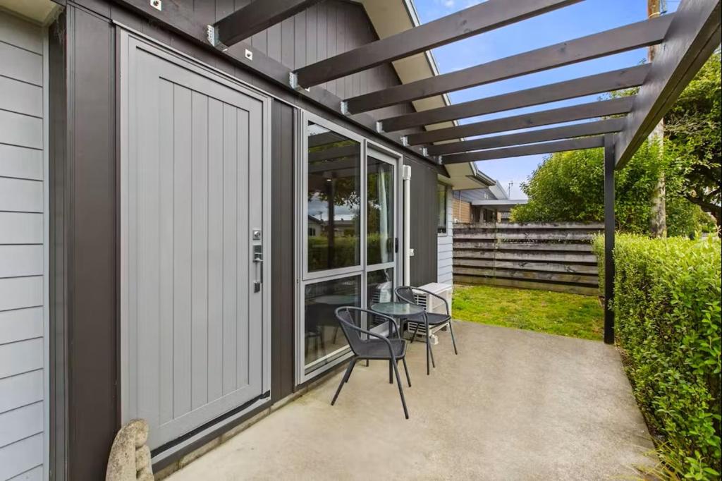 An elegant 2-bedroom house in Hamilton central. photo 1