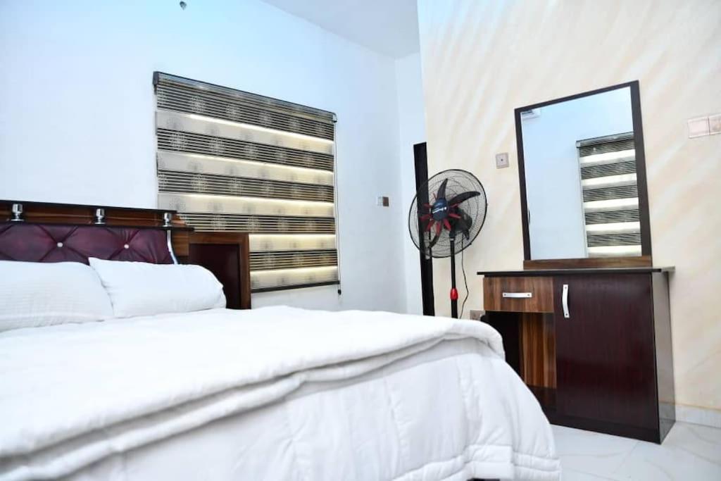 Smartly Built 2 Bedroom Flat with 24 hour Power photo 4