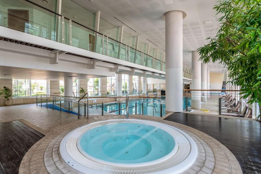 Awesome 2BR Herzelia Marina with Pool and Gym photo 2