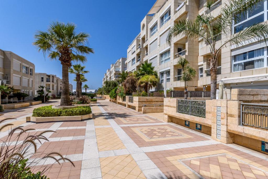 Awesome 2BR Herzelia Marina with Pool and Gym photo 3