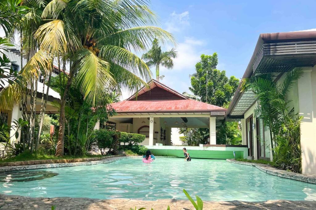 Elegantly Presented Spacious 3 Bedroom House photo 2