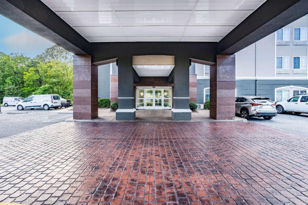 La Quinta Inn & Suites by Wyndham Norfolk photo 1