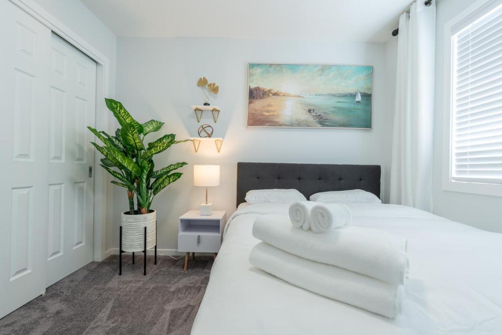 3bedroom Stylish Getaway by the Park with 2-Car Garage photo 4
