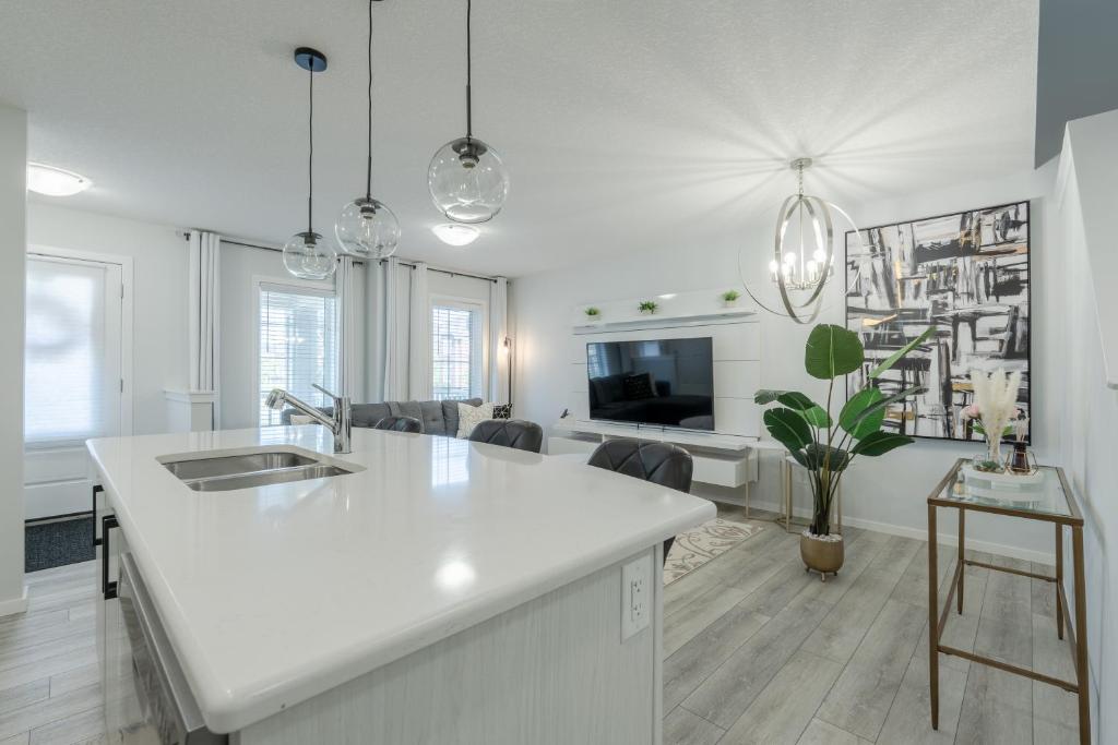 3bedroom Stylish Getaway by the Park with 2-Car Garage photo 2
