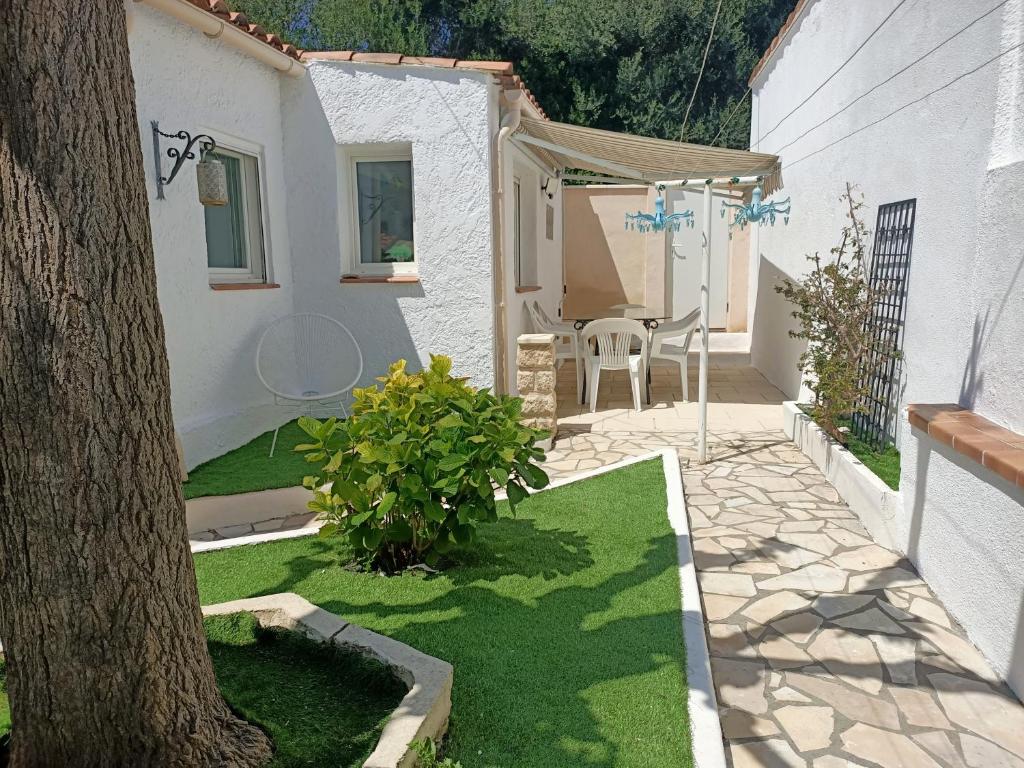 MARTIGUES Adorable petite guest house photo 1