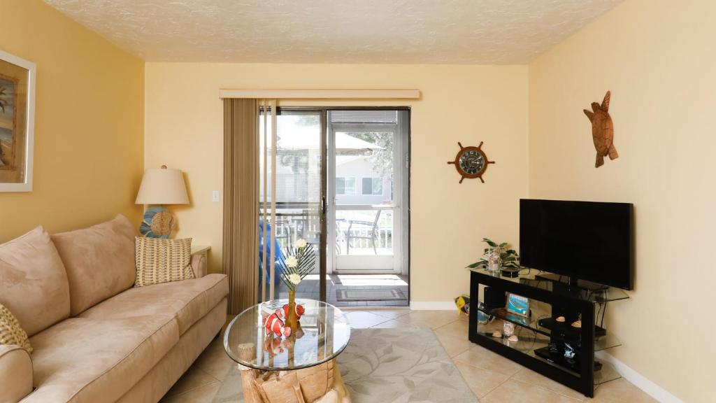 9141 Lake #102 photo 1