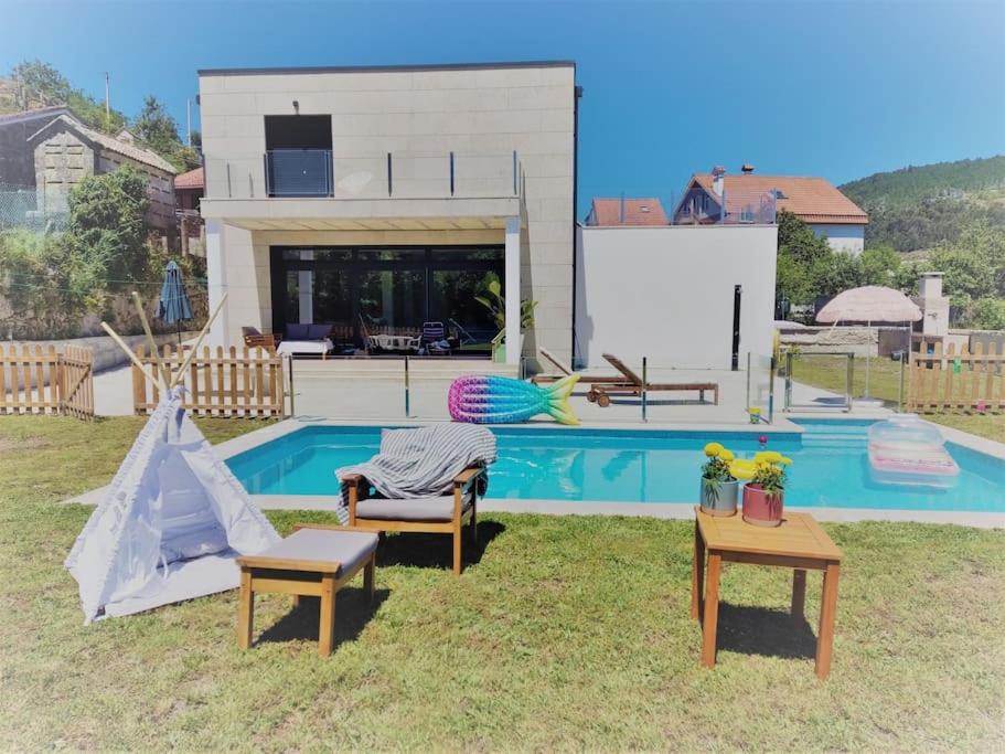 Casa con piscina en Liméns photo 1
