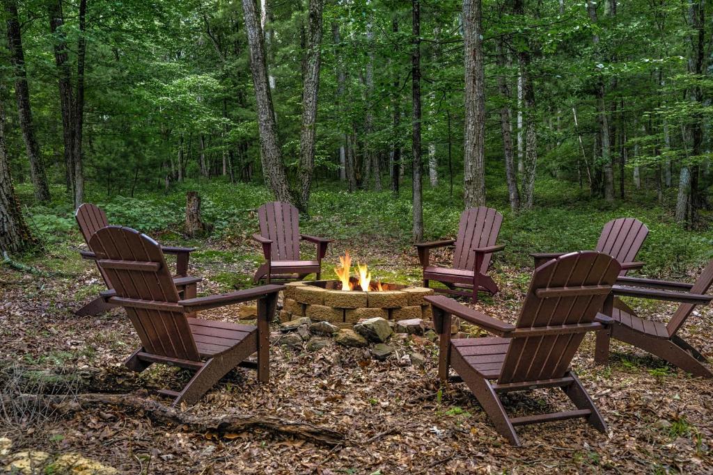 Sunny Cabin w Hot Tub, Grill, Porch, FirePit, WiFi photo 3