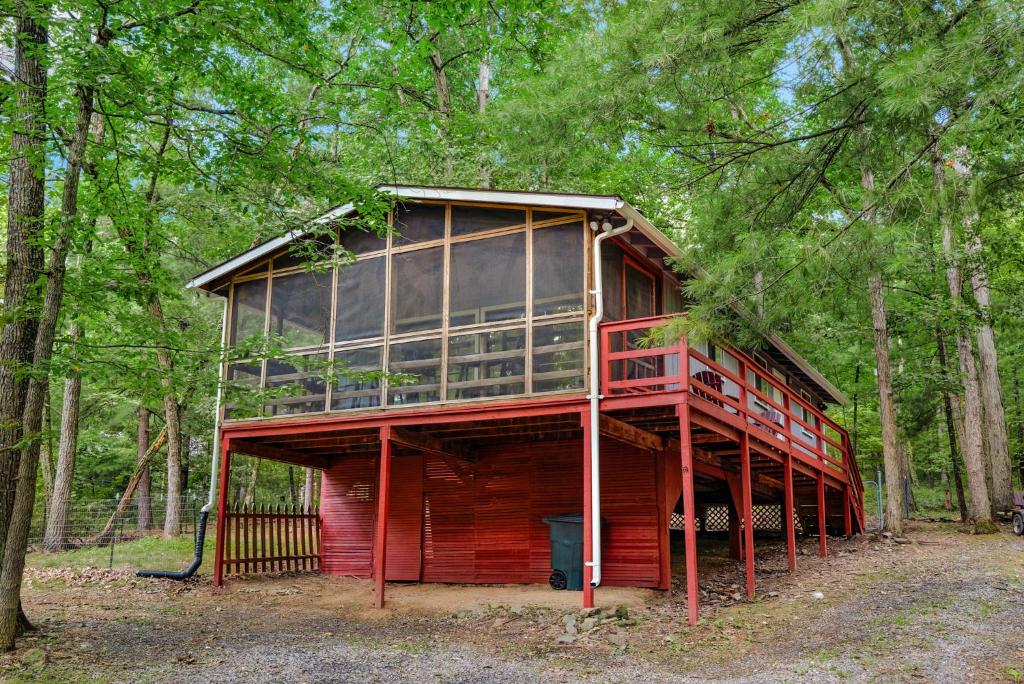 Sunny Cabin w Hot Tub, Grill, Porch, FirePit, WiFi photo 1