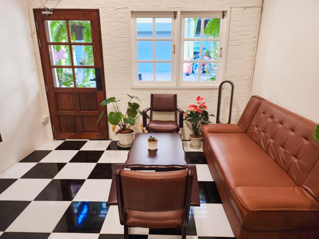 Noir Cafe And Hostel - Chinatown Bangkok