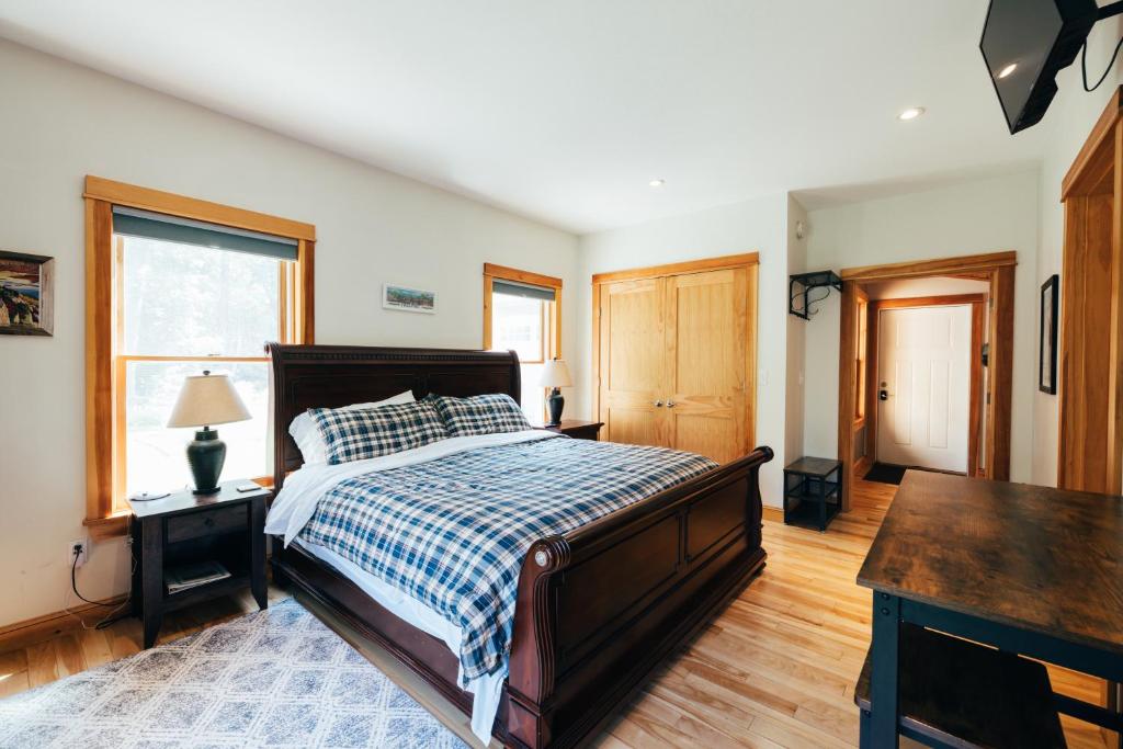 Waterfront Private Apartment, 5 minutes from LLBean! image