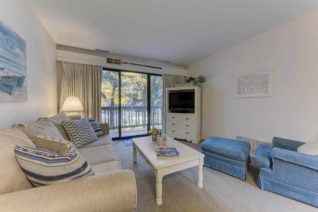Gorgeous Grand Traverse Bay Beach Front Condo photo 2
