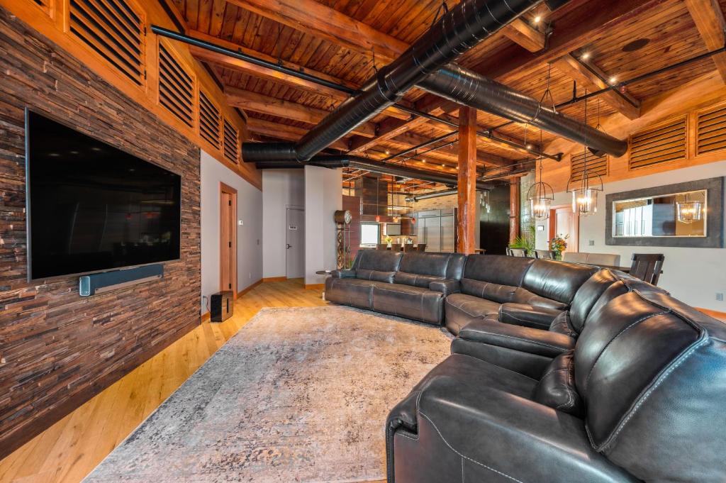 Exquisite One-of-a-Kind 3BDR Penthouse Condo in Downtown TC photo 4
