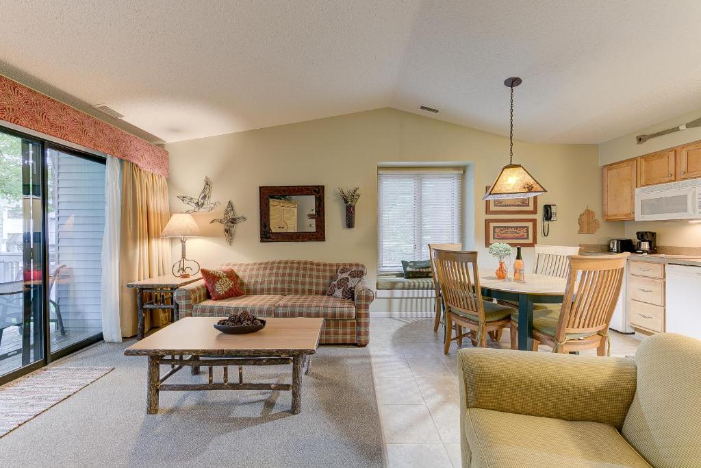 Cozy Country Lakeside Condo 5705