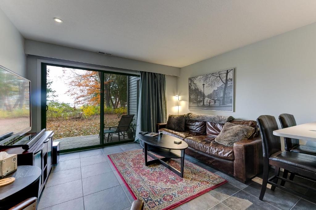 Cozy Aviation Style Lake View Condo at The Shores photo 1