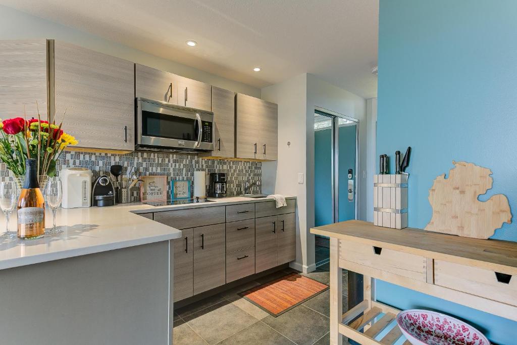 Cozy Aviation Style Lake View Condo at The Shores photo 3