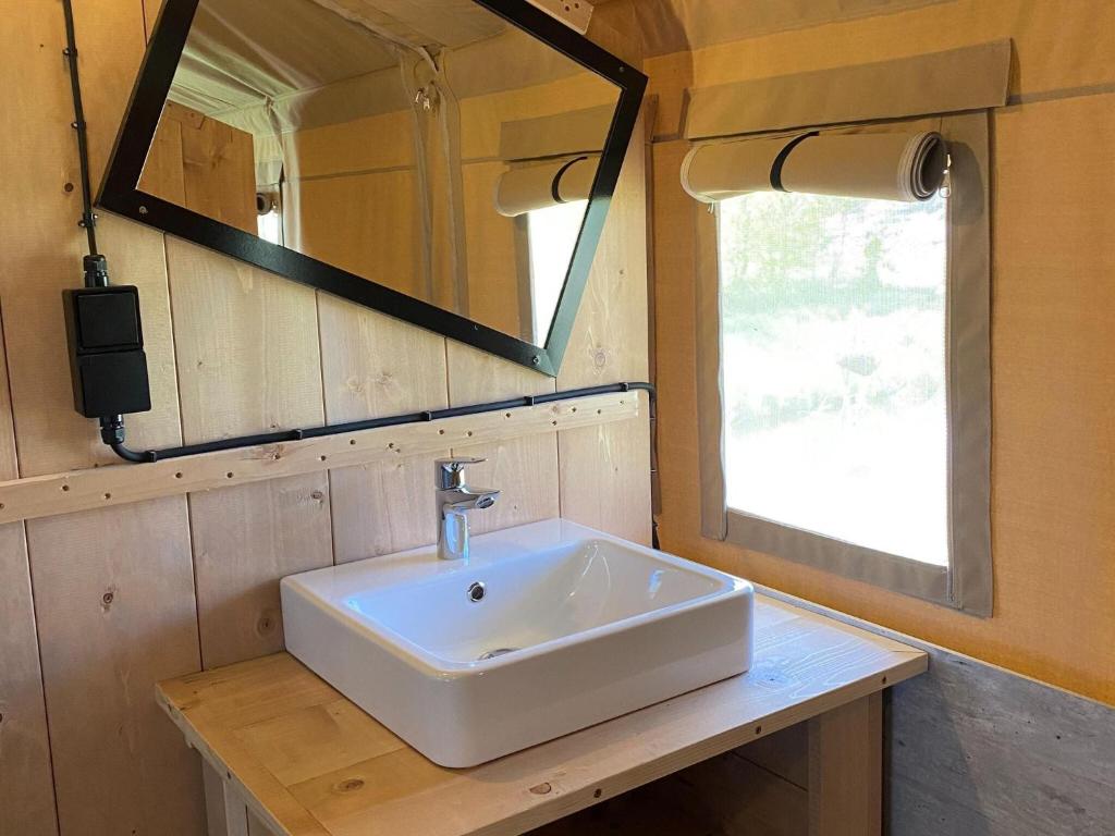 Luxury glamping with private bathroom near the Frisian waters photo 4