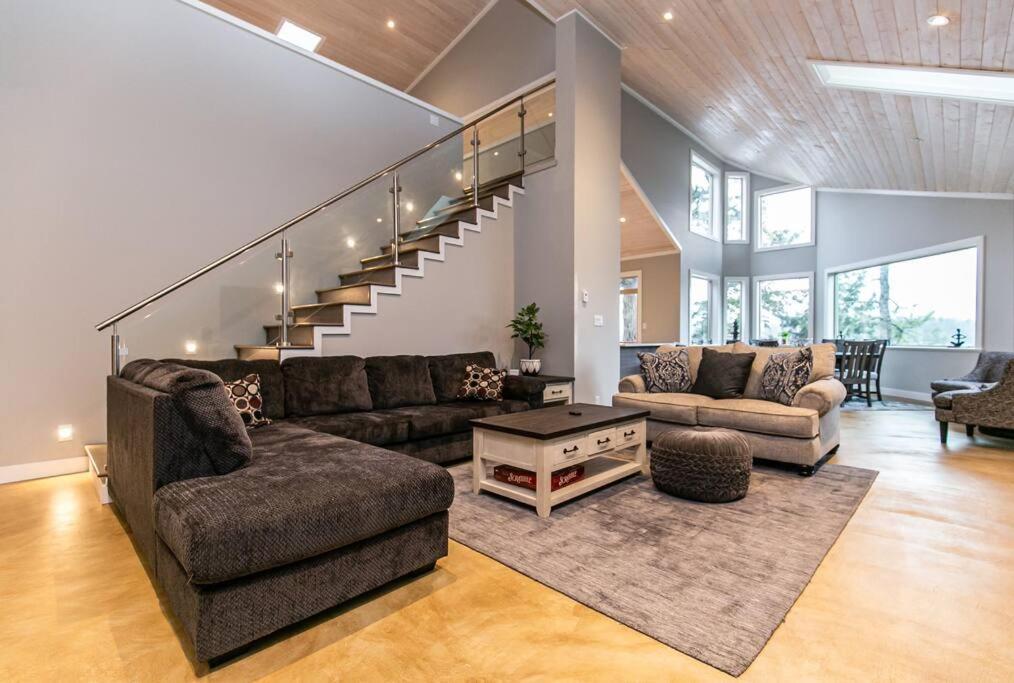 Water Front Home with Private Dock and Hottub photo 2