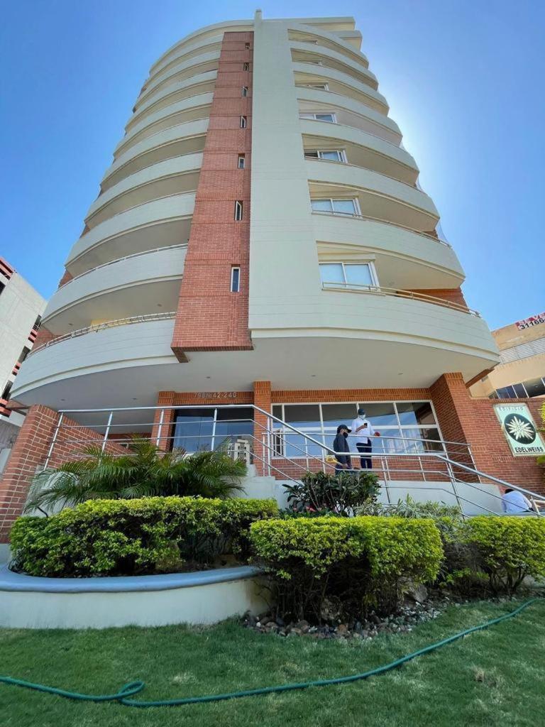 Lindo apartamento cerca de Centro Comercial unico