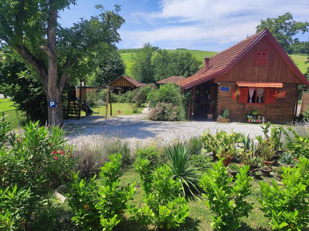 Pod orehom drvena kuća i sauna photo 2