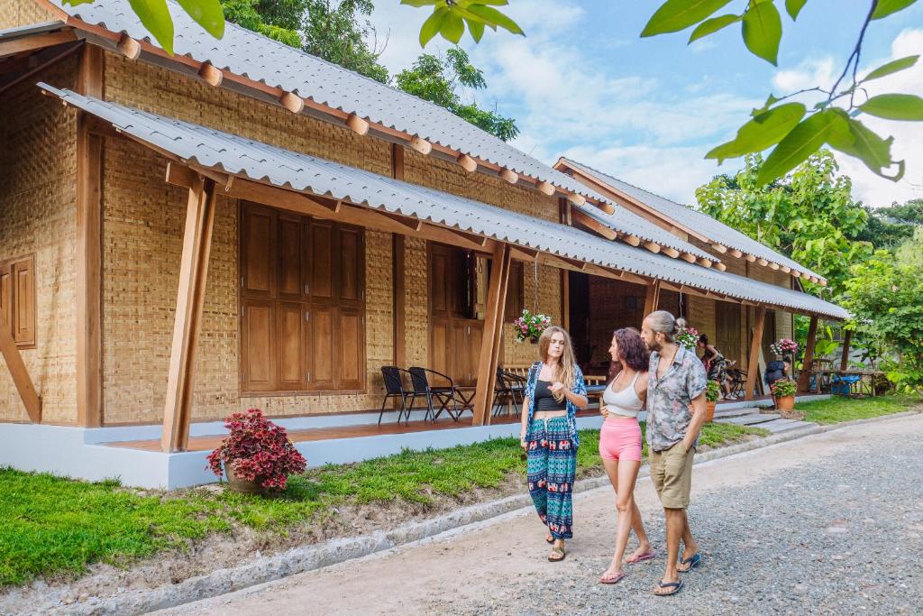 Where to stay in Pai, Thailand - best hostels in Pai - backpacker hostels