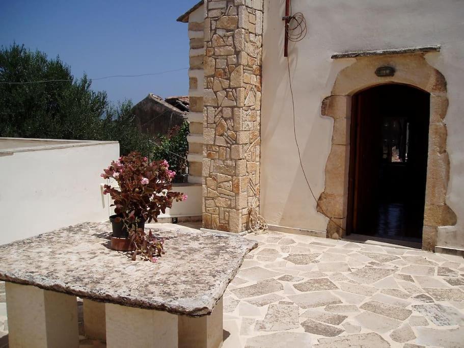 Small traditional house photo 3