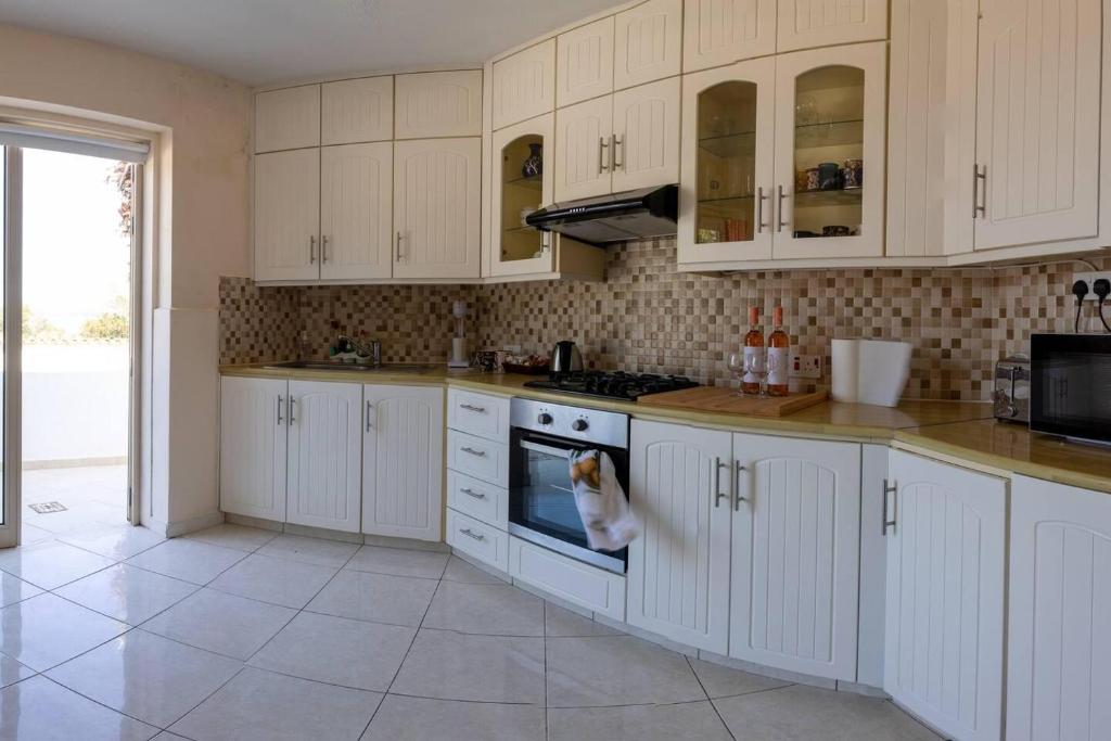 Captivating Lake & Oceanview Getaway House photo 2