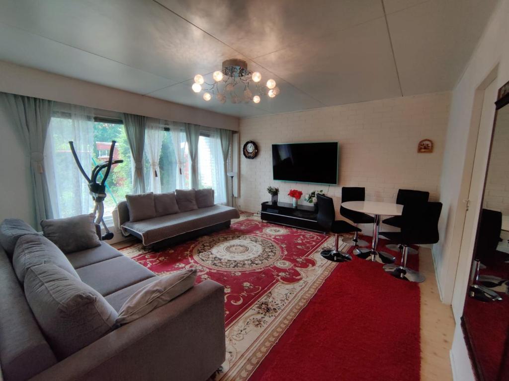 Cozy and Spacious Row House photo 3