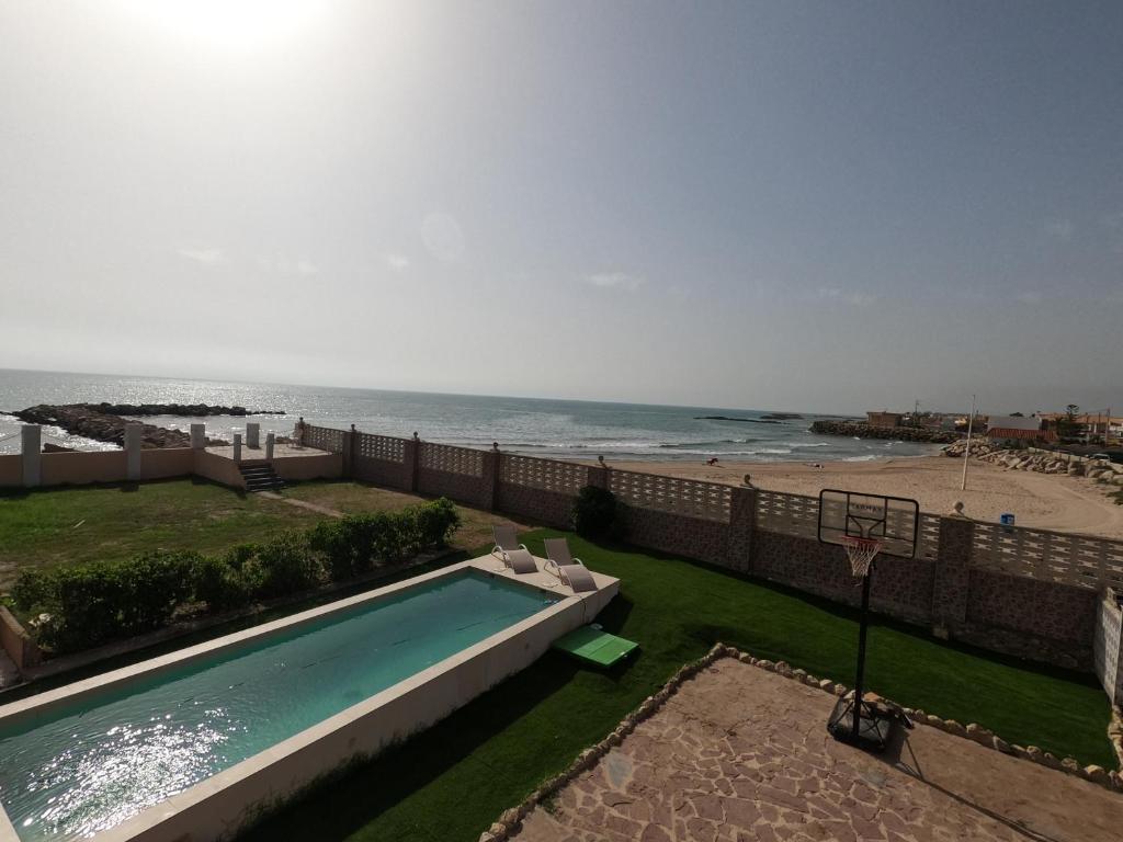 Oasis en la playa: piscina y relax photo 1