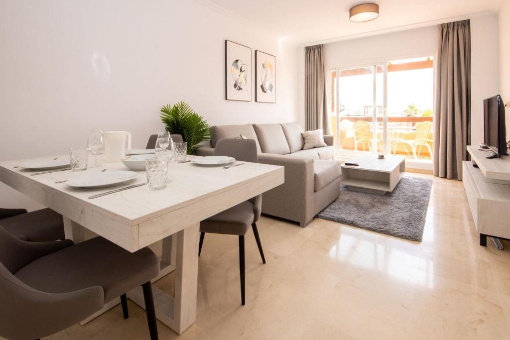 Penthouse with Roof Terrace, BBQ, Pool- and Sea Views photo 3