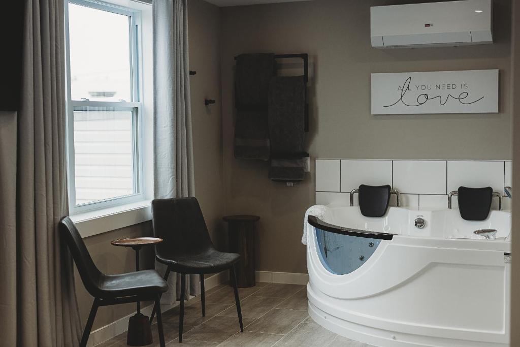 Riverside Suites photo 4