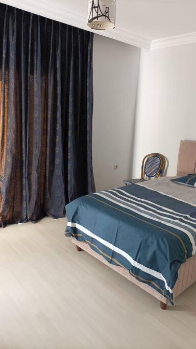 3 rooms and living room, centrally located, large apartment photo 3