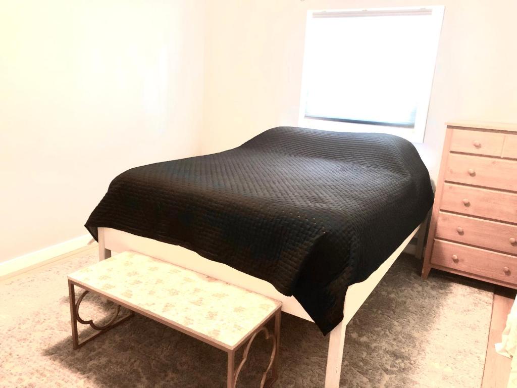 Homey 2 bedroom Apartment, Minutes from Everything! photo 4