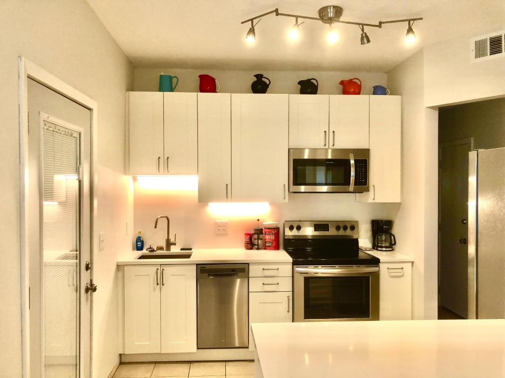 Homey 2 bedroom Apartment, Minutes from Everything! photo 2