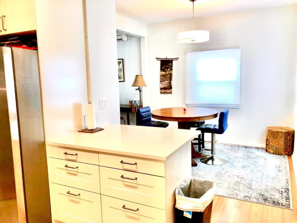 Homey 2 bedroom Apartment, Minutes from Everything! photo 1