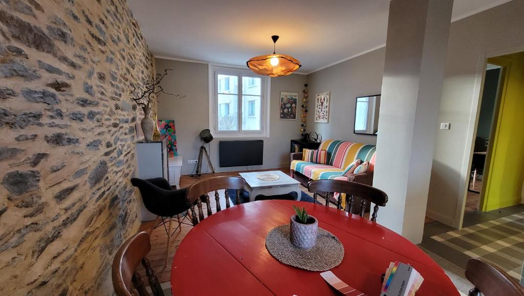 T2 Lumineux, 4 personnes, pierres apparentes, au coeur de la Butte Ste Anne photo 3
