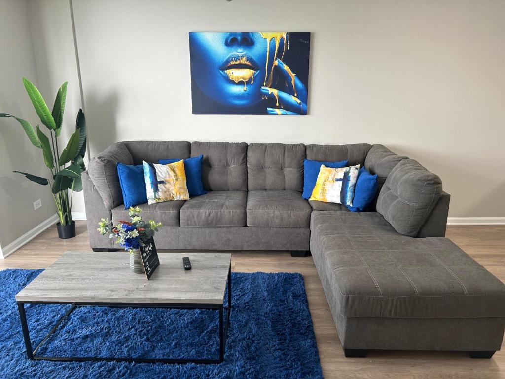 Cozy1 BDRM apartment Located In The Heart Of Downtown Oak Park by Glow & Explore image