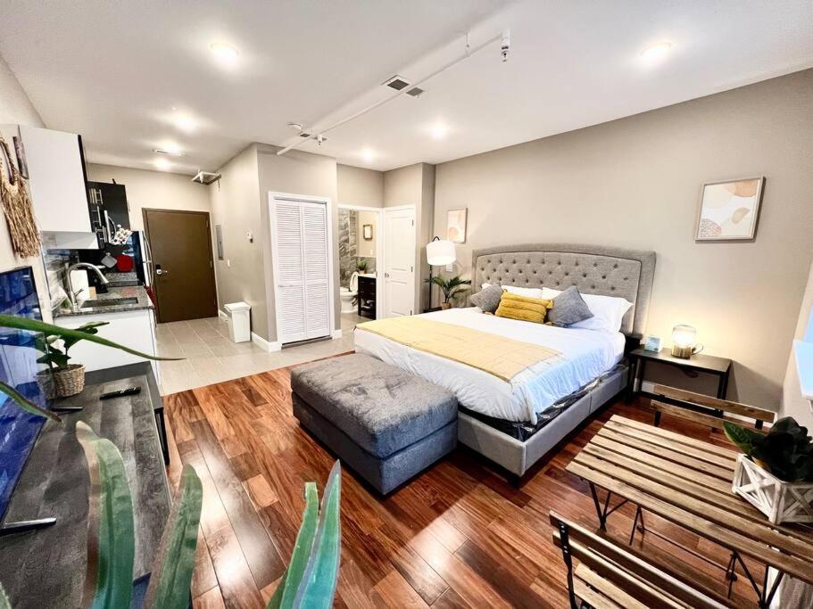508 Urban Lifestyle king bed APT in Center CITY photo 3
