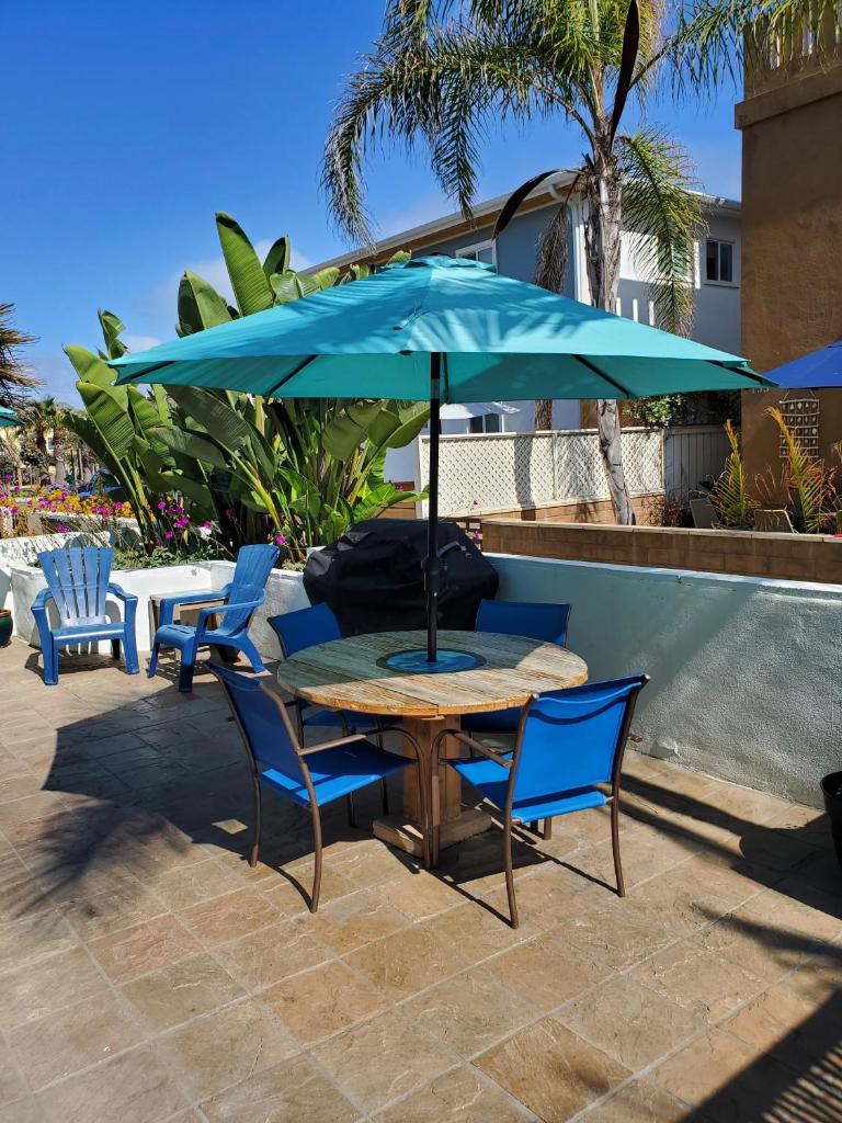 Luna Azul, cozy condo only steps to Mission Beach! Free Internet image