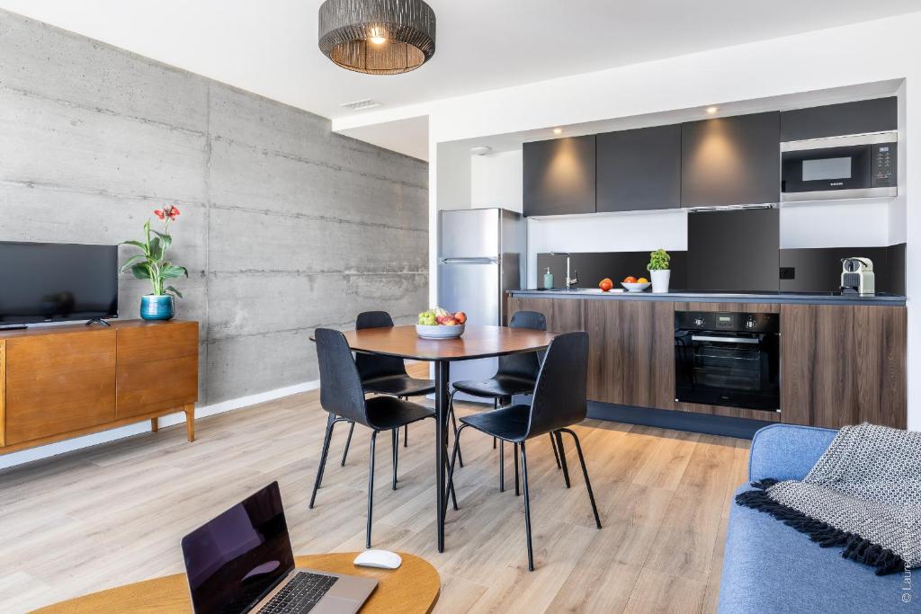 Superbe T2 neuf haut de gamme, climatisé, parking gratuit, 2eme ligne balcon, jardin 3 photo 4