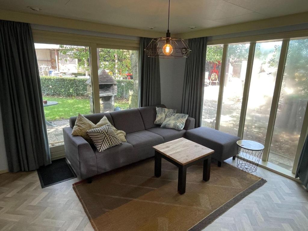 Quaint Chalet in Uden with Terrace photo 3