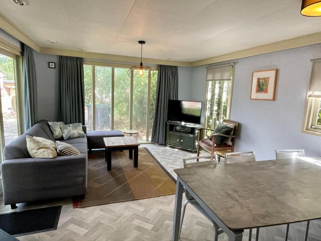 Quaint Chalet in Uden with Terrace photo 4