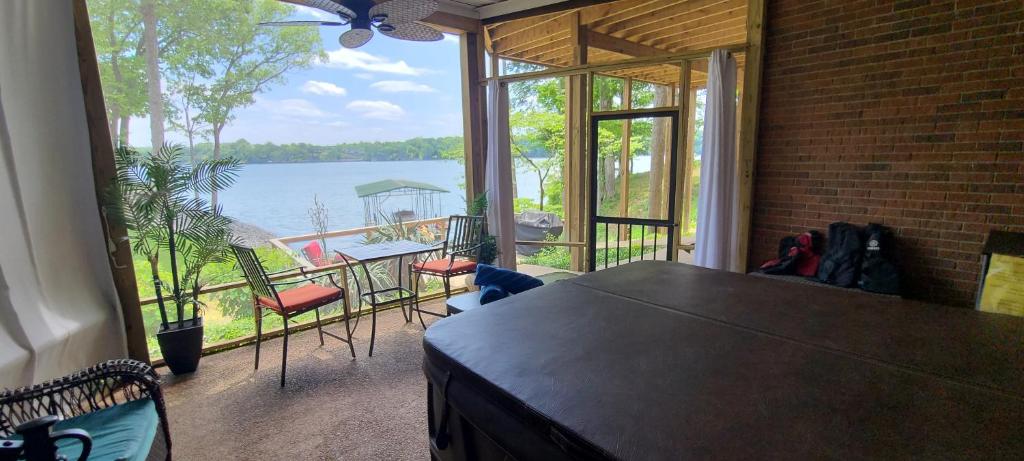 Lake Home by Nashville- Hot tub, swim, fish photo 1